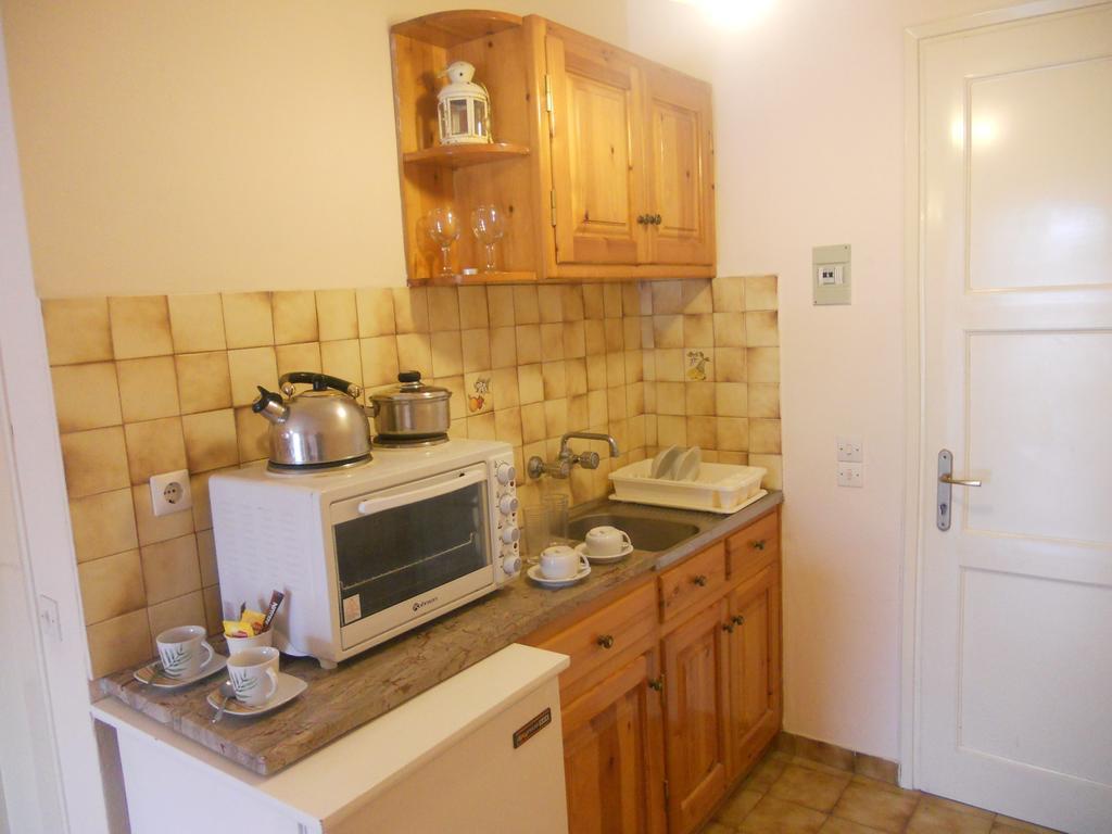 Elli Marina Studios And Apartments Benitses  Phòng bức ảnh